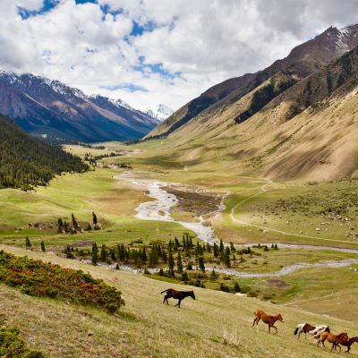Viajar cultural y hacer trekking por las montañas en la Gran Ruta de la Seda